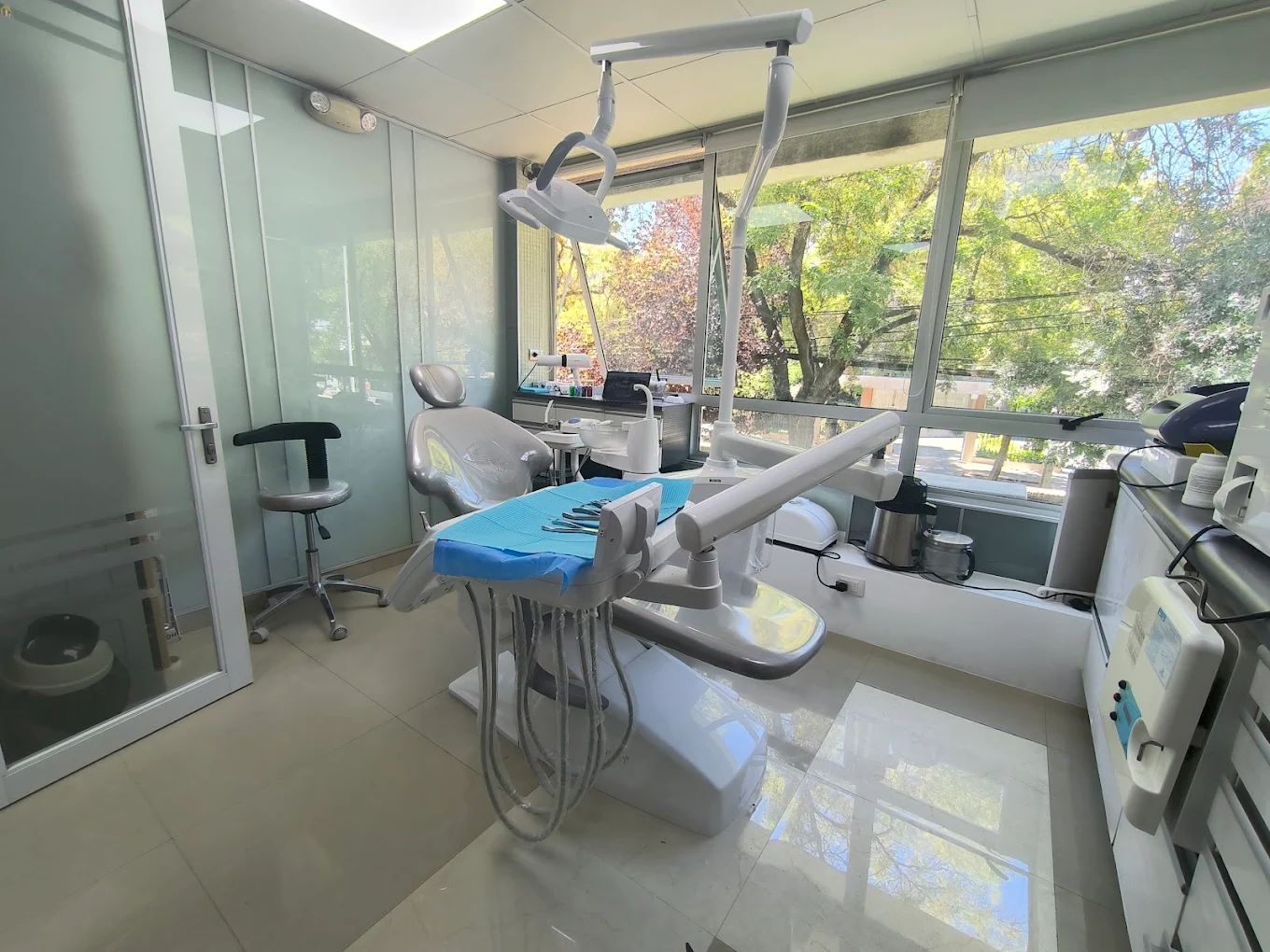Consulta dental con vista exterior